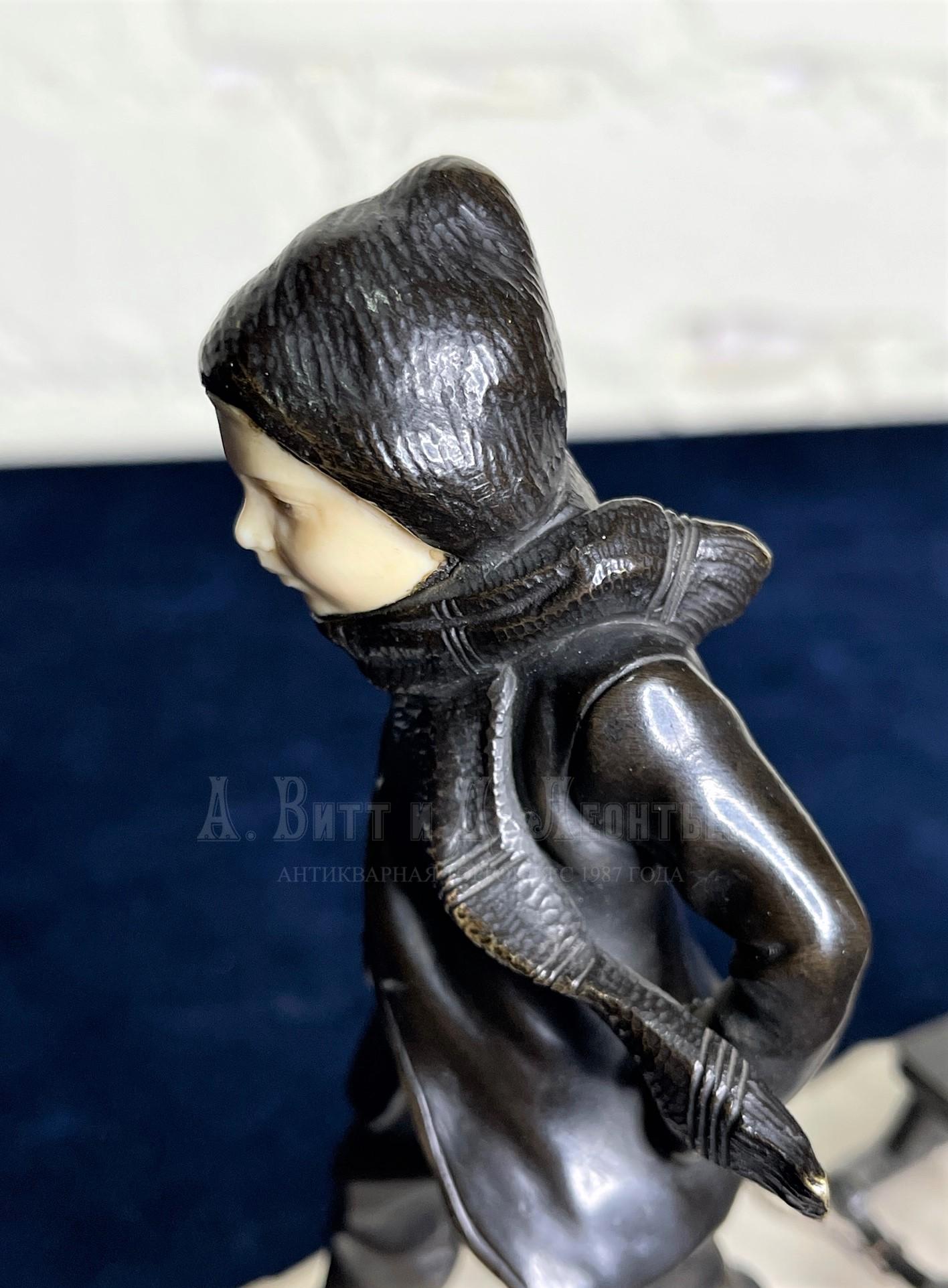 Мальчик с санками скульптор Eugene Bernoud бронза с костью хризоэлефантинная